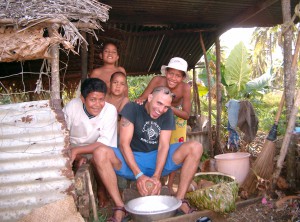 Oli working in the kitchen the Tongan Way (Ha´apai Islands, Kingdom of Tonga)